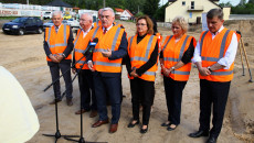 Mówi Andrzej Bętkowski Obok Ubrani W Odblaskowe Kamizelki Uczestnicy Spotkania