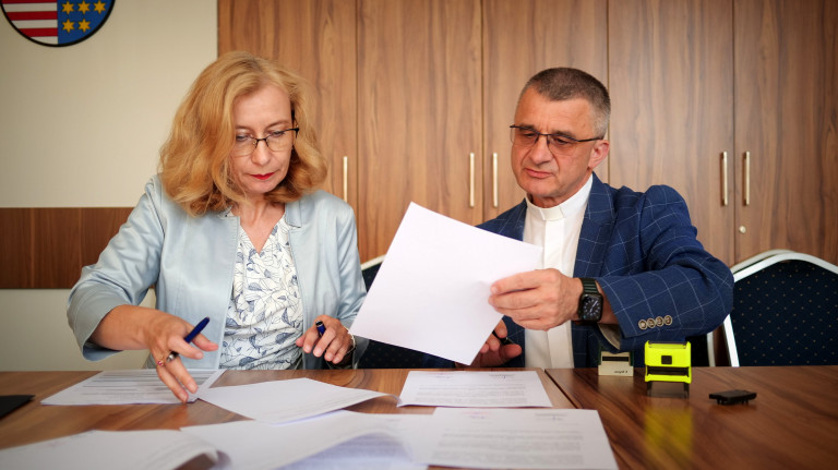 Podpisanie Umowy Z Przedstawicielem Stowarzyszenia Nadzieja Rodzinie W Kielcach