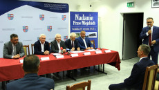 Spotkanie W Iwaniskach Przy Stole Prezydialnym Siedzą M.in. Marszałek Andrzej Bętkowski I Członek Zarządutomasz Jamka
