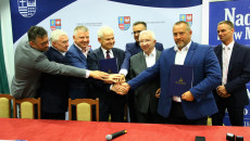 Wszyscy Uczestnicy Spotkania Podają Sobie Ręce
