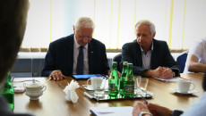 Marek Jońca, członek Zarządu czyta materiały na komisję