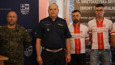 Mężczyzna w stroju policyjnym stoi w sali WDK