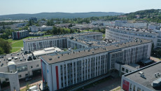 widok budynku szpitala z drona