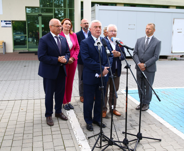 Marszałek Andrzej Bętkowski Oraz Włodarze Miasta I Powiatu Opatowskiego Przy Mikrofonach, W Grupie Poseł Krzysztof Lipiec