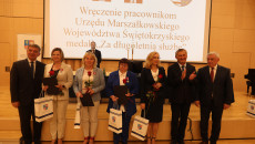 Odznaczeni Srebrnym Medalem Za Długoletnią Służbę Oraz Przewodniczący Andrzej Pruś, Marszałek Andrzej Bętkowski, Wojewoda Zbogniew Koniusz