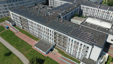 panele fotowoltaiczne na dachu budynku szpitala