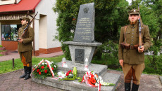 Pomnik Ofiar Walk O Wolność Obok Stoją Mężczyźni W Historyznych Strojach Wojskowych