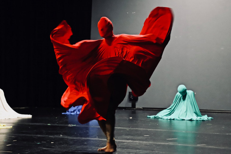 Scena Ze Spektaklu Tanecznego Wolne Ciała Fot. Teatr Imienia Stefana Żeromskiego W Kielcach