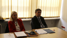 Od prawej siedzi Robert Frey, prezez Busko-Zdrój wraz z pracownicą