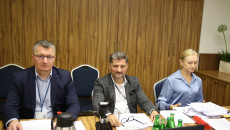 Przy stole siedzą dyrektorzy departamentów UM
