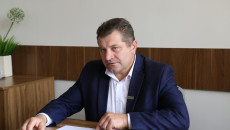 Przy stole siedzi przewodniczący Artur Konarski