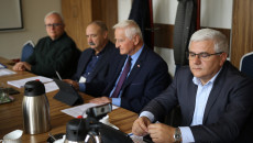 Siedzi Marek Jońca wSród innych radnych