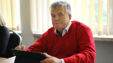 Siedzi radny Mieczysław Gębski