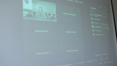 Monitor komputera z wyświetlonymi nazwiskami radnych