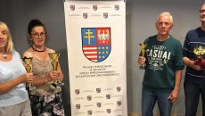 Czwórka Zwycięzców Zawodów Stoi Z Pucharami W Dłoniach