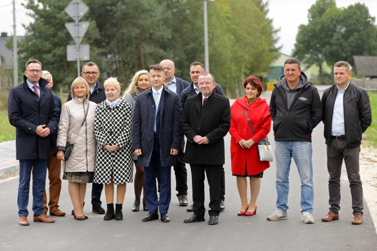 Grupa Osób Biorących Udział W Otwarciu Drogi