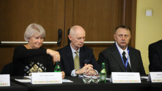 Trzech uczestników Konwentu siedzi za stołem