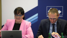 Dyrektorzy: Flaszyńska i Tarasiuk patrzą w laptop