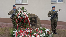Kamień Z Wmurowaną Tablicą Pamiątkową Obok Której Stoi Dwóch żołnierzy Na Warcie Honorowej