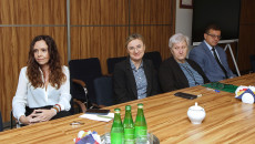 Małgorzata Łakomiec, Łukasz Terpiński Oraz Dwie Pracownice Urzędu Marszałkowskiego Siedzą Za Stołem