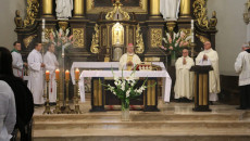 Ołtarz Kościelny Na Którym Stoi Ksiądz