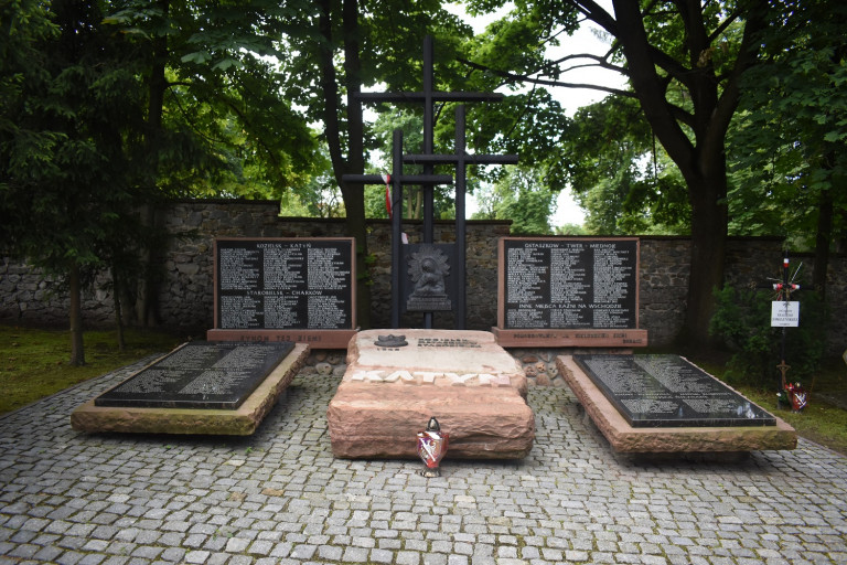 Pomnik Katyński Na Cmentarzu Partyzanckim W Kielcach Fot Dariusz Skrzyniarz