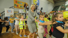 Renata Janik W Tańczącym Korowodzie Z Grupą Dzieci