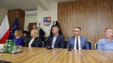 Samorządowcy, Którzy Mają Podpisać Umowy Siedzą Za Stołem W Sali Urzędu Marszałkowskiego