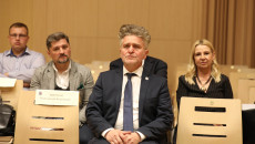 Senator Krzysztof Słoń, W Tle Trójka Pracowników Urzędu Marszałkowskiego