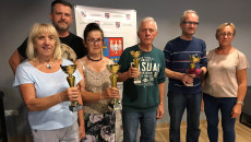 Seniorzy Z Pucharami W Dłoniach