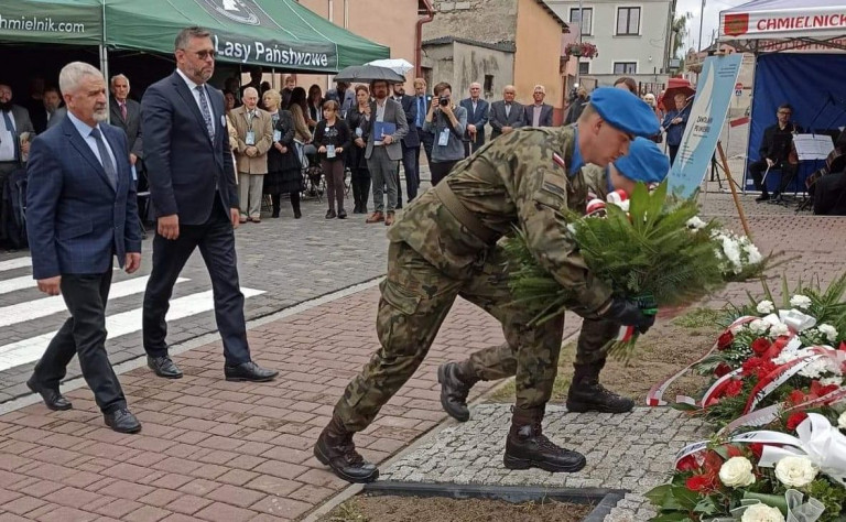 Tomasz Jamka I Kurator Kazimierz Mądzik Składają Kwiaty Pod Tablicą Pamiątkową
