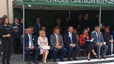 Tomasz Jamka Pośród Grupy Ludzi Siedzi Na Krześle Pod Zielonym Namiotem