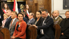 Tomasz Jamka Pośród Grupy Ludzi Siedzi W Kościelnej ławce