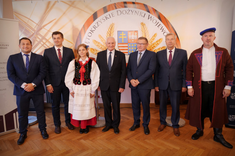 Uczestnicy Konferencji Stoją Pod ścianą. Zdjęcie Zbiorowe