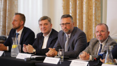 Za Stołem Konferencyjnym Siedzą Łukasz Korus, Andrzej Pruś, Tomasz Jamka I Marek Bogusławski