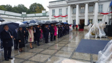 Goście Uroczystości Przed Pałacem Prezydenckim