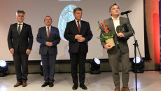 Mówi Krzysztof Myśliński Obok Wicemarszałek Marek Bogusławski, Przewodniczący Andrzej Pruś, Senator Krzysztof Słoń