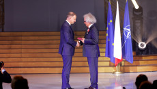 Prezydent Andrzej Duda Wręcza Medal Andrzejowi Mochoniowi