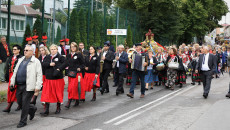 Uczestnicy Korowodu W Ludowych Strojach