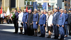 Uroczystości Patriotyczne Grupa Osób Oraz Postać Trzymająca Wieniec