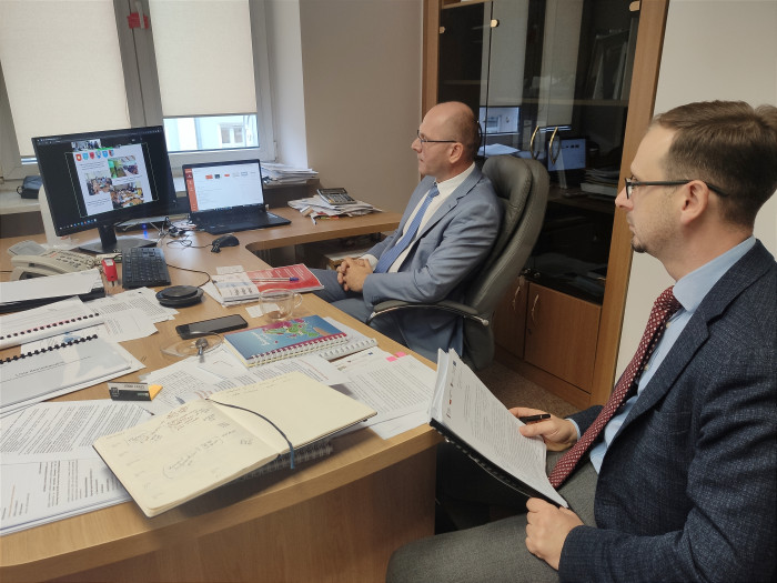 Dyrektorzy Departamentu Inwestycji i Rozwoju Urzędu marszałkowskiego Województwa Świętokrzyskiego uczestniczą zdalnie w spotkaniu online