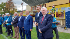 Grupa osób stoi na stadionie Korony, wśród nich Andrzej Bętkowski, Bogdan Wenta, Piotr Wawrzyk i Marcin Piętak