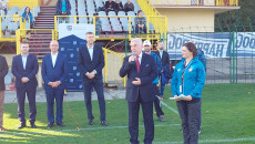 Andrzej Bętkowski przemawia do mikrofonu na stadionie Korony Kielce