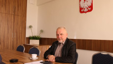 Przy stole siedzi przewodniczący Grzegorz Banaś