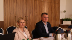 Przy stole siedzą dyrektorzy: Beata Studniarek i Rafał Kosiński