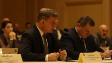 Andrzej Pruś i Artur Konarski siedzą za stołem