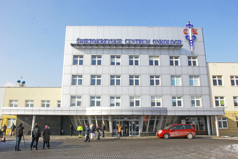 Budynek Świętokrzyskiego Centrum Onkologii Przy Ulicy Artwińskiego W Kielcach Widziany Od Strony Głównego Wejścia