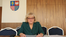 Dyrektor Bilska siedzi za stołem