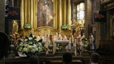 Ołtarz W Bazylice Katedralnej, A Na Nim Grupa Księży