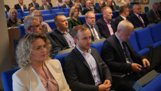 Siedzą samorządowcy z województwa świętokrzyskiego